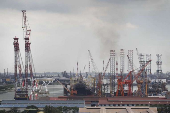Crane collapses at Sembcorp shipyard, damages newbuild jack-up Noble Lloyd Noble
