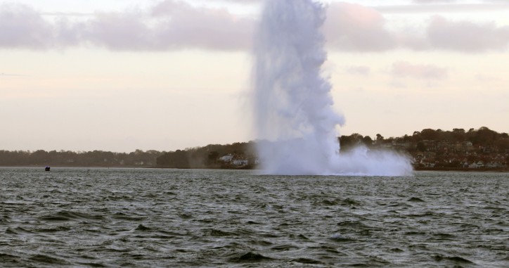 UK Royal Navy destroys German bomb found in Portsmouth Harbour (Video)