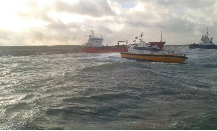 Video: Tugs prevented serious incident after engine failure of tanker Key Marmaris near Rotterdam