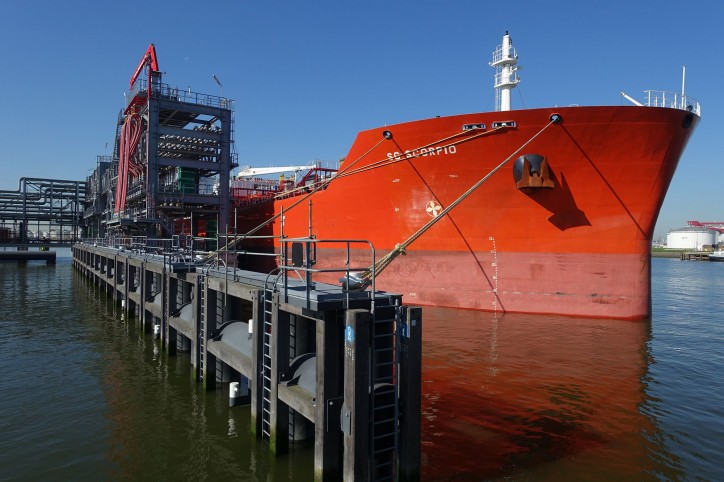Brand-new jetty at Rotterdam LBC Tank Terminals ready for vessels