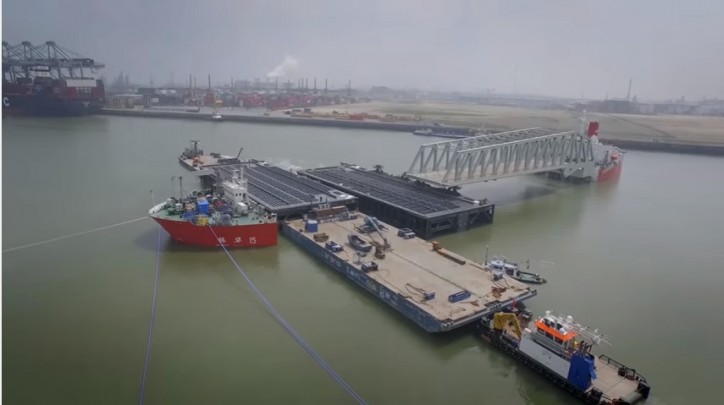 Video: Installation of four lock doors and 2 bridges of the Kieldrecht lock, Antwerp Port