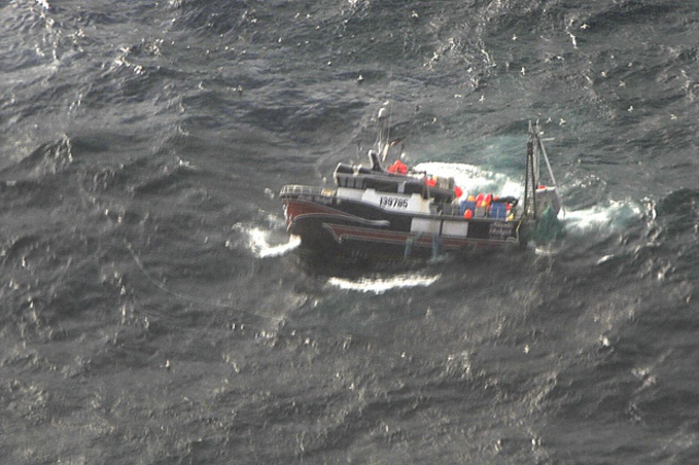 Fishing vessel sank in the North Atlantic; Crew rescued after 10 hours drifting in a life raft