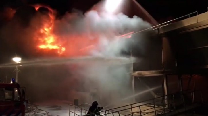 Large scale fire on ship under construction in Hardinxveld-Giessendam, Netherlands (Video)