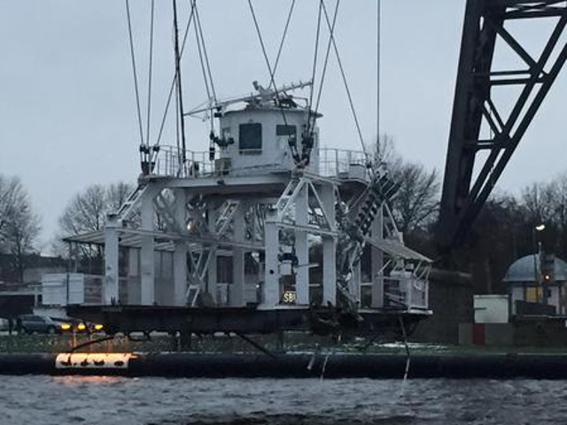 Transporter Bridge rammed by cargo ship Evert Prahm in Rendsburg, Germany (Video)