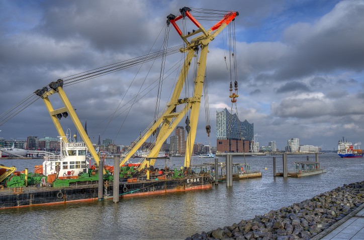 Enhanced capacity for handling ultra-heavy cargoes – 600-ton crane now stationed in Port of Hamburg