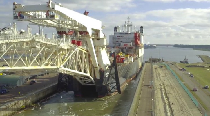 WATCH: Pilots safely guide massive ship through Noordersluis lock in Amsterdam