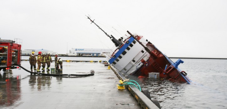 Ship sinks in Reykjavik harbour