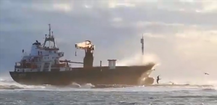 Cargo ship Efe Murat runs aground off Italian port of Bari (Video)