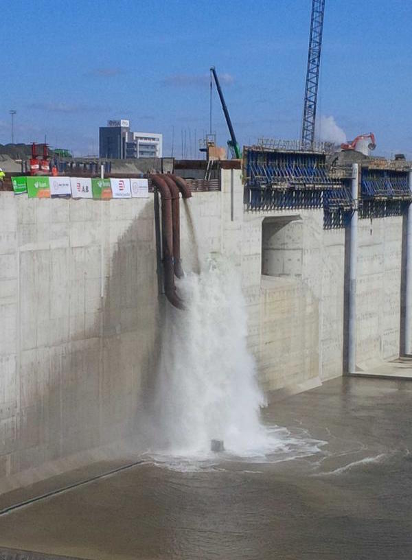 World's Largest Lock in Antwerp being pumped in with water