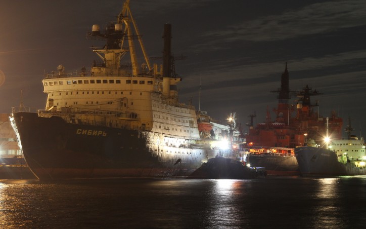 Atomflot quebra-gelo movido a energia nuclear SIBIR rebocado para Nerpa navio estaleiro de reparação para a demolição