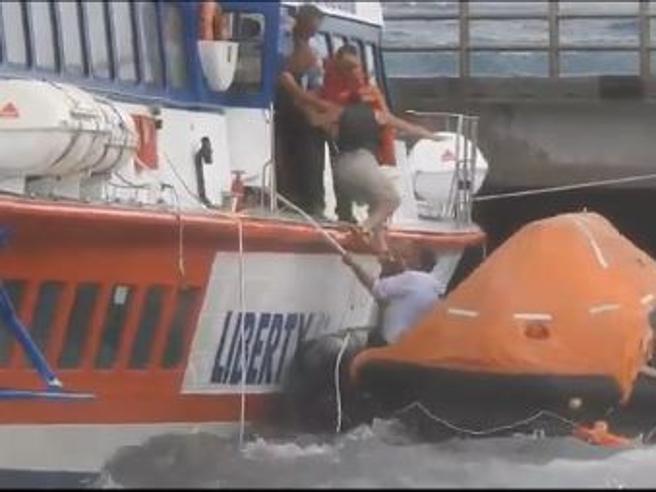 Sicilian passenger ferry sinks after smashing into pier (Video)