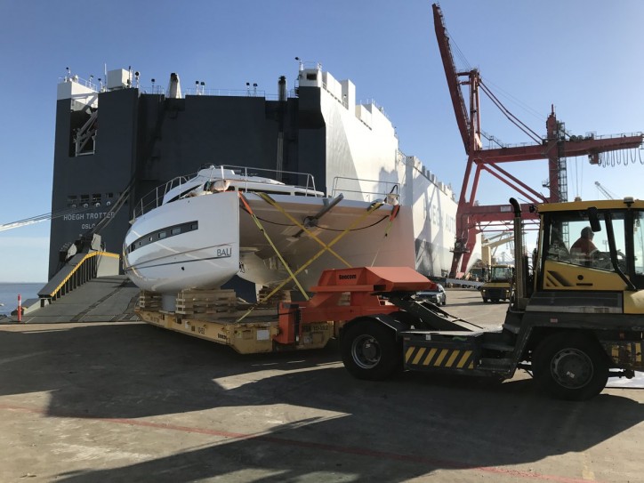 Höegh Autoliners transports 7.12 m wide catamaran from Antwerp to Brisbane