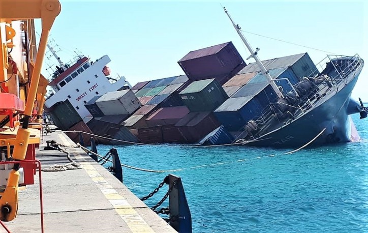 Careless loading of cargo containers sinks ship in Iran port (Video)