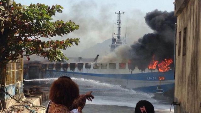 Fire engulfs passenger ferry at Guaruja, San Paulo, Brazil (Video)