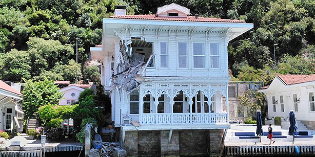 After an incident the “Fancy Mansion” in Istanbul was hit by a general cargo ship