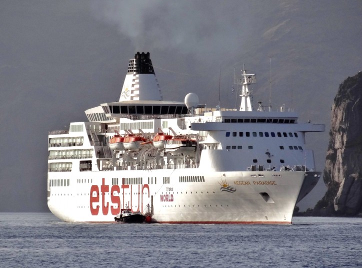 Lifesaving boat with 25 migrants crashes with a passenger ship near port Chios