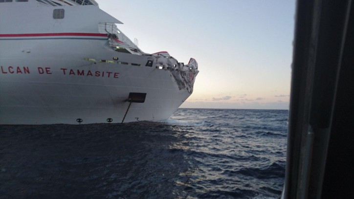 Ferry Volcan De Tamasite Hits Portwall, Las Palmas; Five people with minor injuries; Ferry bow and portwall damaged (Video)