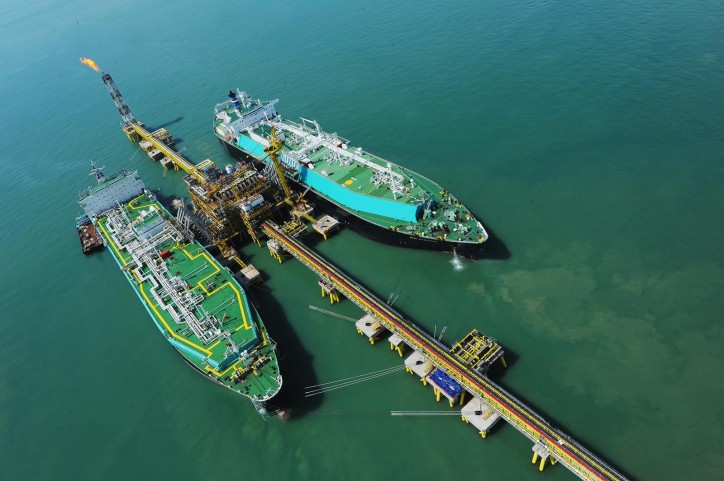 Petronas May Cut 1,000 Jobs as Oil Slump Prompts Reorganization