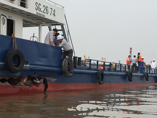 Massive 40.000-litres-fuel leak as ships collide on waterway in southern Vietnam