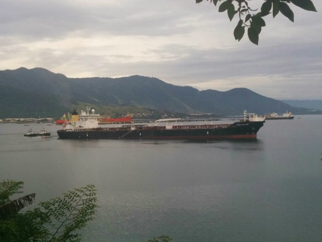 Tanker Recife Knutsen run aground off Sao Sebastiao, Brazil