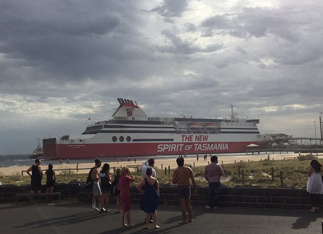 Ferry Spirit of Tasmania 2 broke from its moorings and allided with quay in Melbourne (Video)