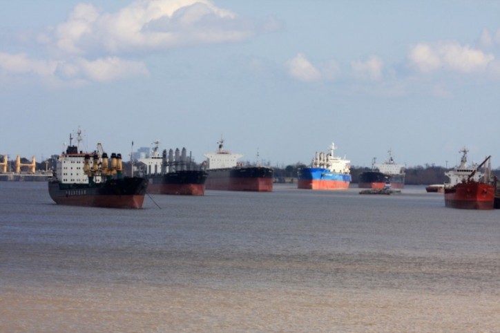 Commodity Slump Puts Dry-Bulk Shipping on Hold