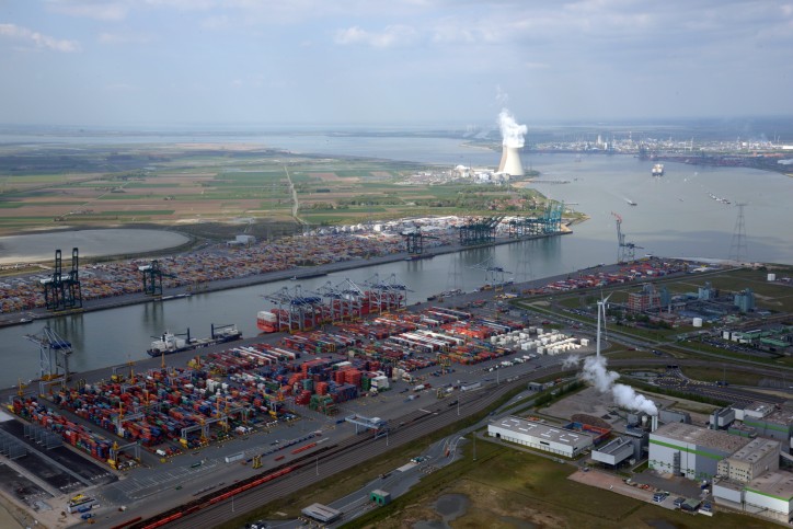Deurganck dock around the clock in the port of Antwerp