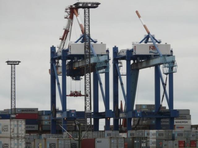 The damaged container bridge in Bremerhaven.