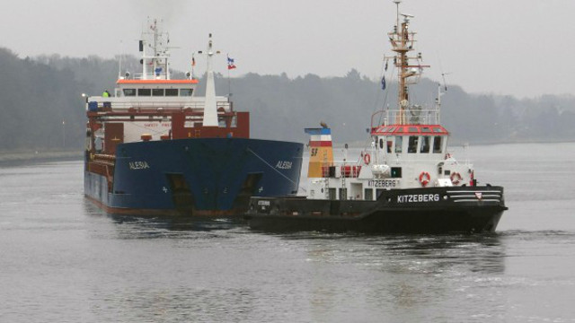 Cargo ship Alesia ran aground in Kiel Canal 