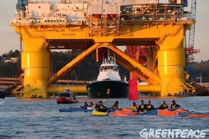 Kayakativists Blockade Shell's Arctic Bound Oil Rig departure