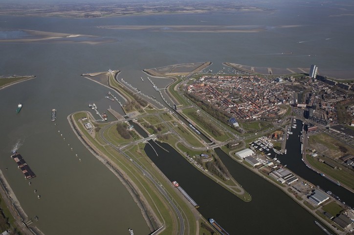 Port of Ghent: Inland navigation will soon also be able to pass through Terneuzen lock on a planning