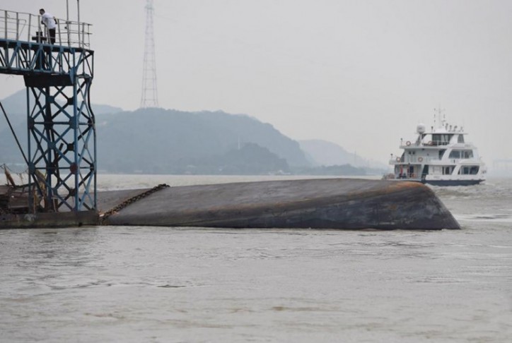 Chinese tanker capsizes on Yangtze River, two missing