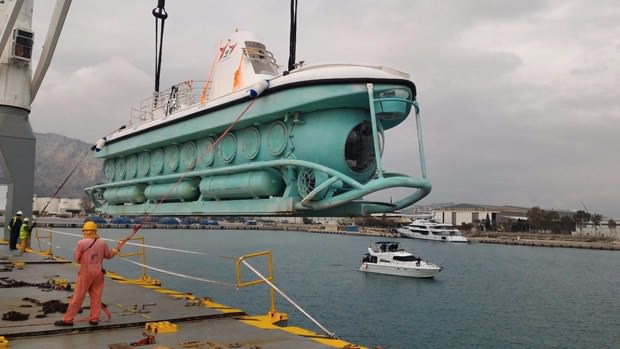 Weighing 106 tons, the submarine called Nemo has capacity to carry 48 people with 20 meters length and 6,5 meters height.