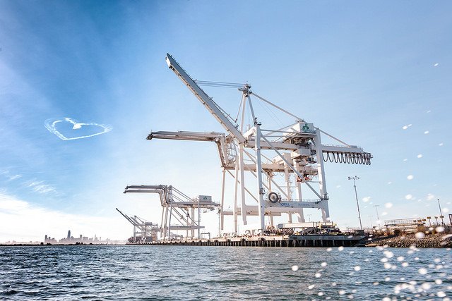 Port of Oakland says yard cranes going hybrid to help clean air