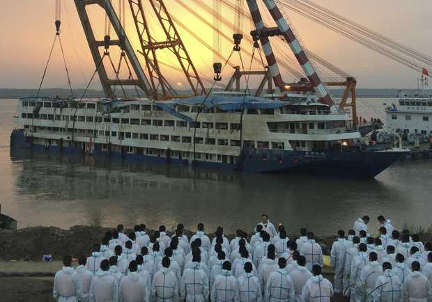 Video captures the Damaged Chinese Cruiser Eastern Star