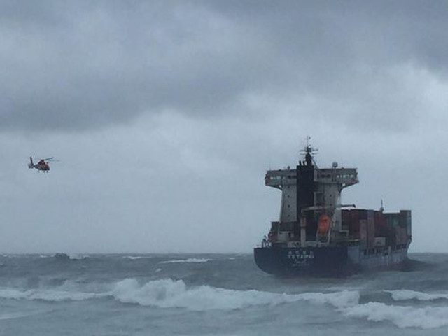 Container ship TS Taipei aground off Shimen, Taiwan; All 21 crew rescued (Video)