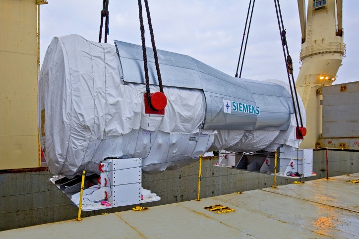 A special loading operation for the largest gas turbine ever manufactured by Siemens, has taken place in Bremerhaven, involving Rickmers-Linie’s heavy lift vessel RICKMERS HAMBURG.