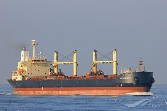 Collision in ice convoy between bulk carrier Nordic Barents and nuclear icebreaker Vaygach (Video)