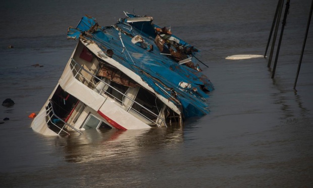 Capsized Eastern Star being hoisted up from the Yangtze river