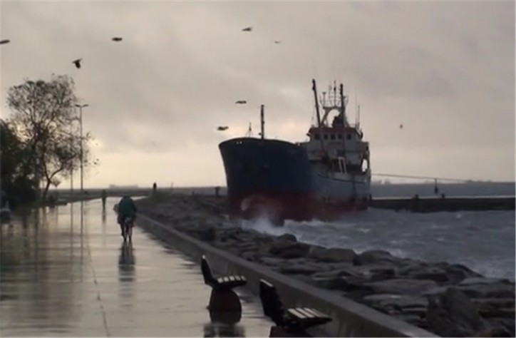 Cargo ship Mina 1 grounded at Maltepe Port (Video)