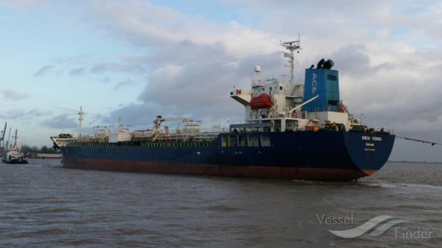 Tanker collides with sailboats near Portsmouth (Video)