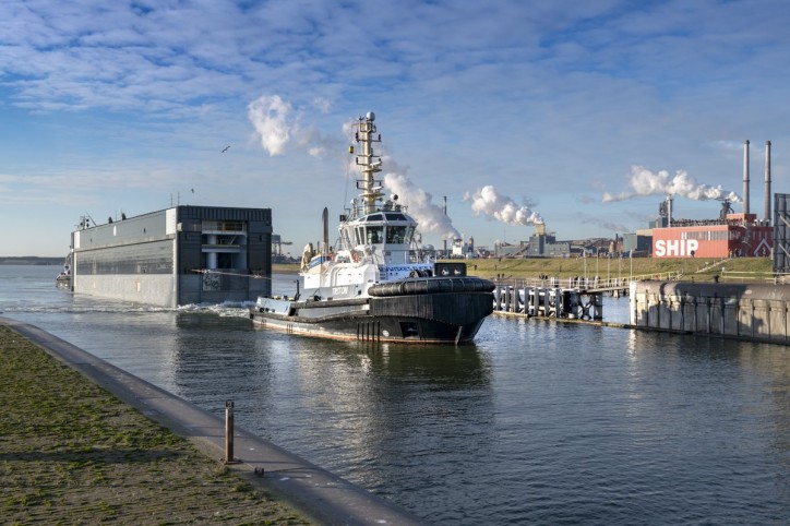 First lock gate of the new sea lock has arrived at IJmuiden