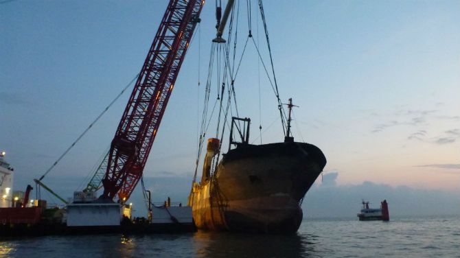 Flinterstar’s bow successfully lifted from sea