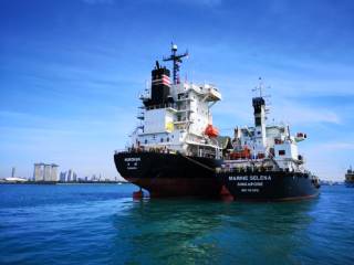 Vitol’s bunker barges deliver bio-fuel blended VLSFO to shipping clients in Singapore