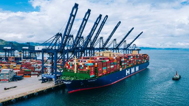 Record Engine Powers World S Largest Containership Vesselfinder