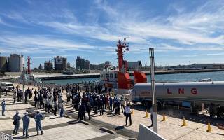 MOL’s LNG-fueled Tugboat Ishin Undergoes LNG Bunkering Trial in Tomakomai Port