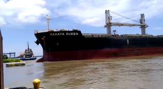 WATCH: Japanese bulker Hakata Queen destroys pier at Barranquilla port, Colombia