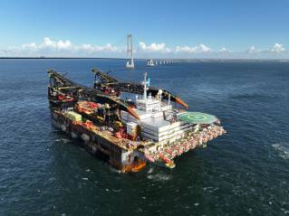 Thialf crosses the Storebaelt Bridge: Heerema enters the Baltic Sea