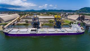 Wilson Sons attends the largest fertilizer ship ever docked in the Port of Santos