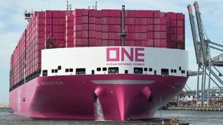 WATCH: ONE Innovation - the second biggest container ship in the world in Rotterdam